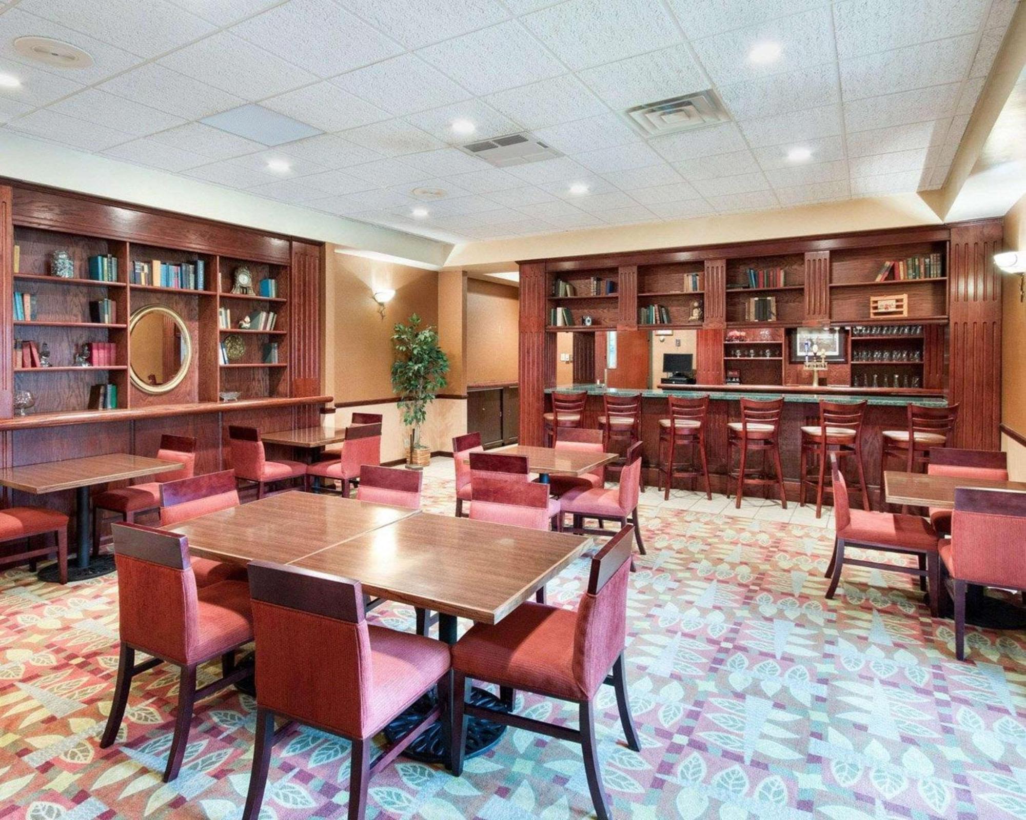 Comfort Suites Parkersburg South Mineral Wells Buitenkant foto